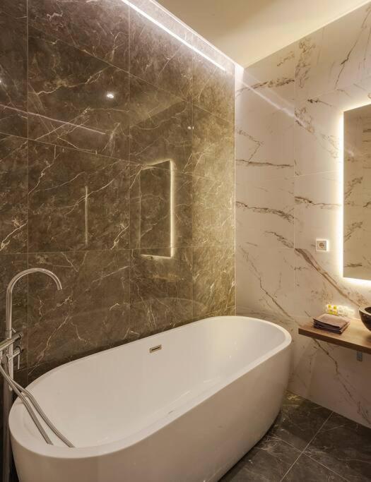 Centro Iii Calle Carrera De San Jeronimo 3br 3bh Apartament *